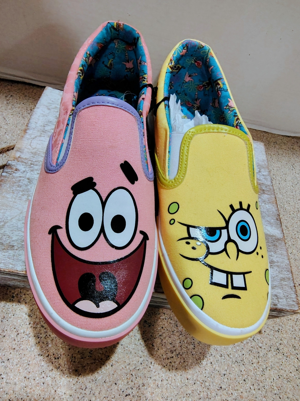 SpongeBob Squarepants Women's Slip-On Sneakers - Yellow & Pink Size 7.5